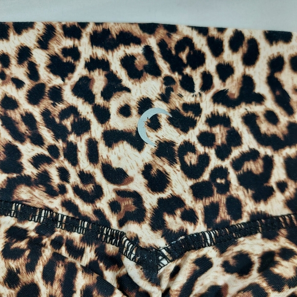 Zyia Active Leopard Brilliant Scrunchy Leggings-What Hi-Rise 7/8 - Picture 8 of 13